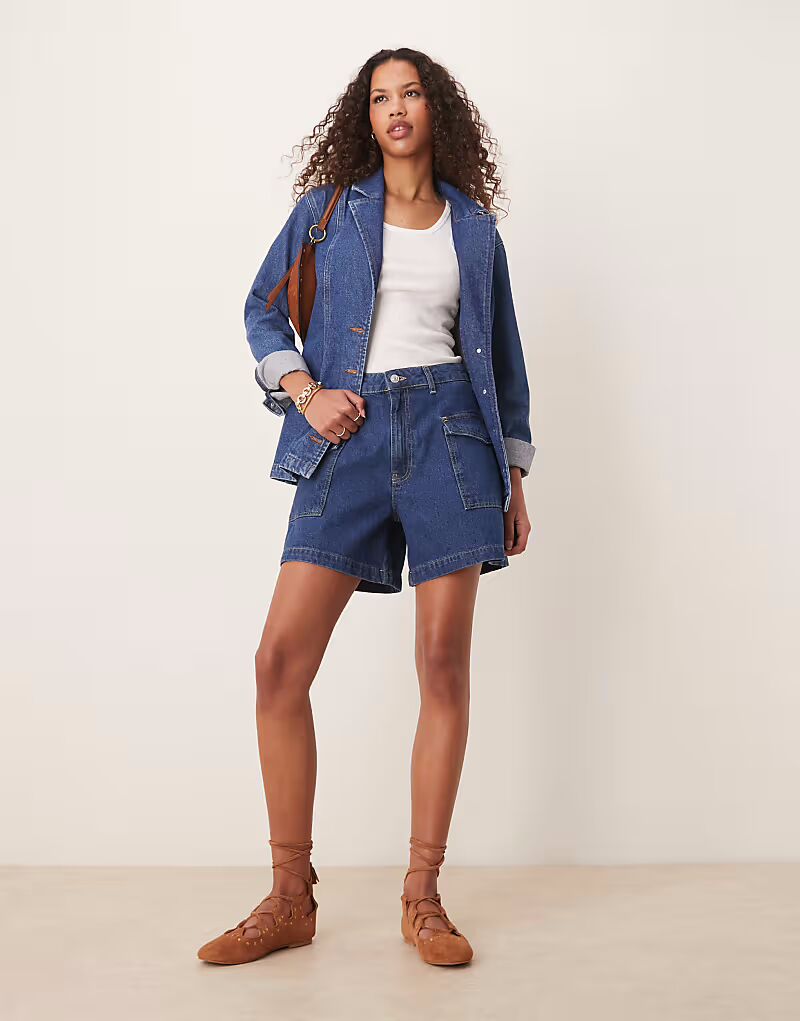 

Джинсовые шорты ASOS DESIGN dad с карманами в средне-синем цвете