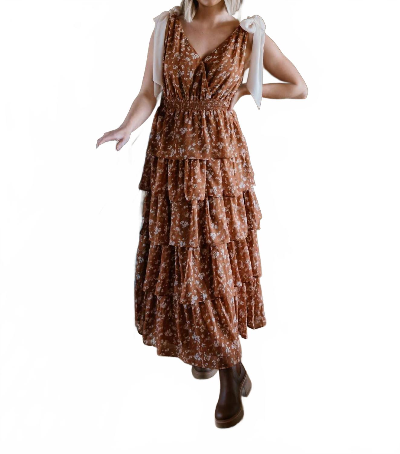 

In February Женское длинное платье Hallie с цветочным принтом и ярусным подолом, карамельно-кремового цвета