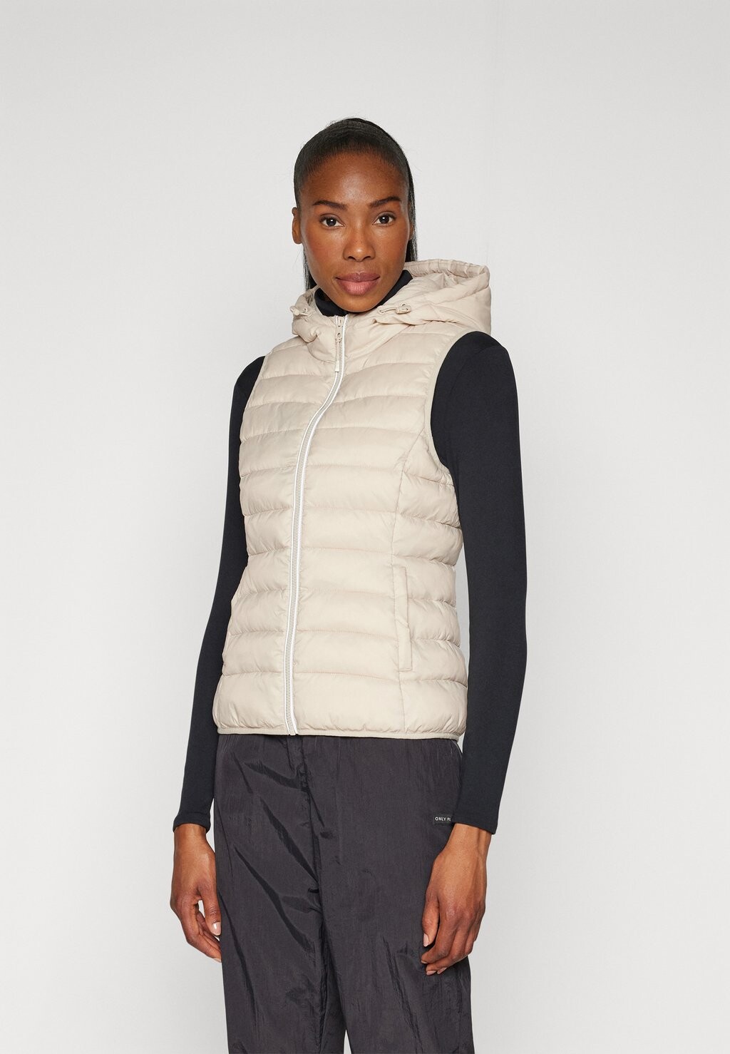 

Жилет ONPNEWTAHOE HOOD WAISTCOAT ONLY Play, цвет pumice stone