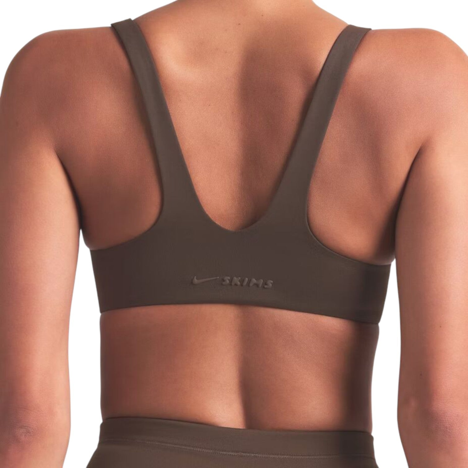 (WMNS) Nike x SKIMS Матовый корректирующий бюстгальтер с вырезом-лодочкой, цвет «Темная сепия» — фото 3