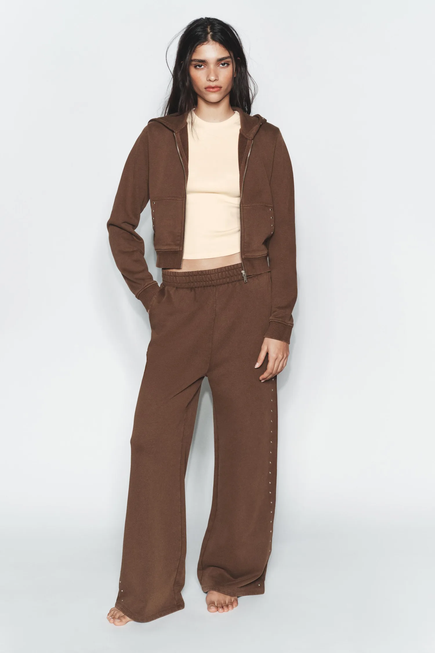 Брюки из флиса с эффектом потертости и заклепками Zara, темно-коричневый