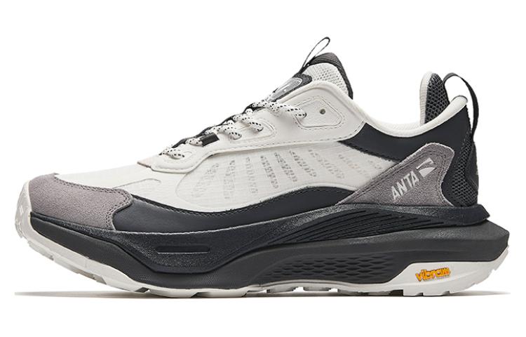 

Anta Life Collection Mountain Pass Pro LS Мужские повседневные кроссовки низкие белые серые амортизирующие износостойкие Papyrus White/Castle Gray/Pigeon Gray
