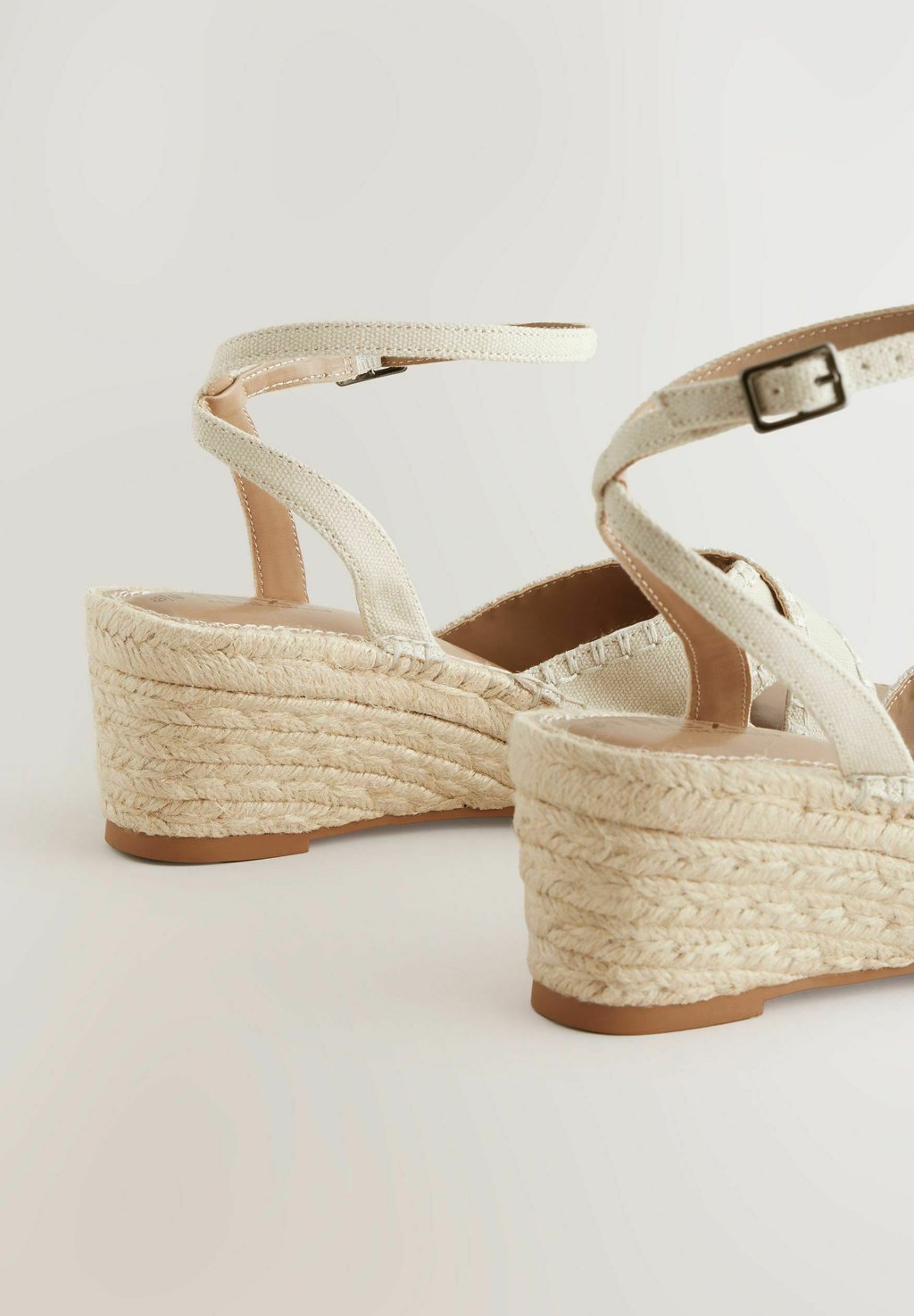 Босоножки на танкетке REGULAR FIT - FOREVER COMFORT CROSS-OVER - Espadrilles Next, цвет Mottled Beige — фото 4