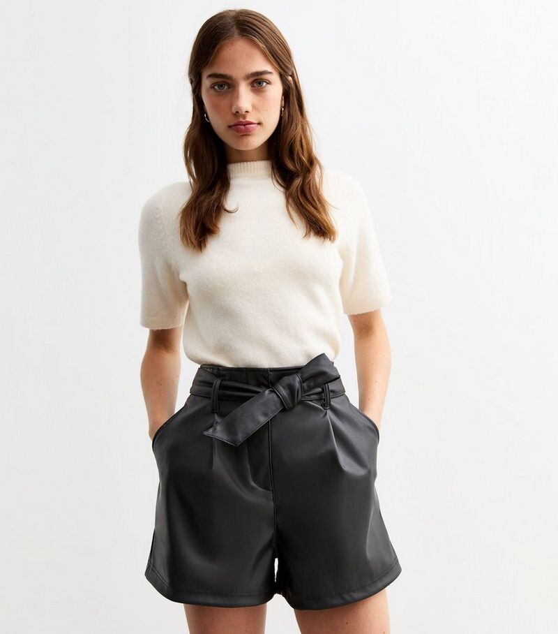 

Черные шорты из искусственной кожи с завязкой на талии New Look, черный