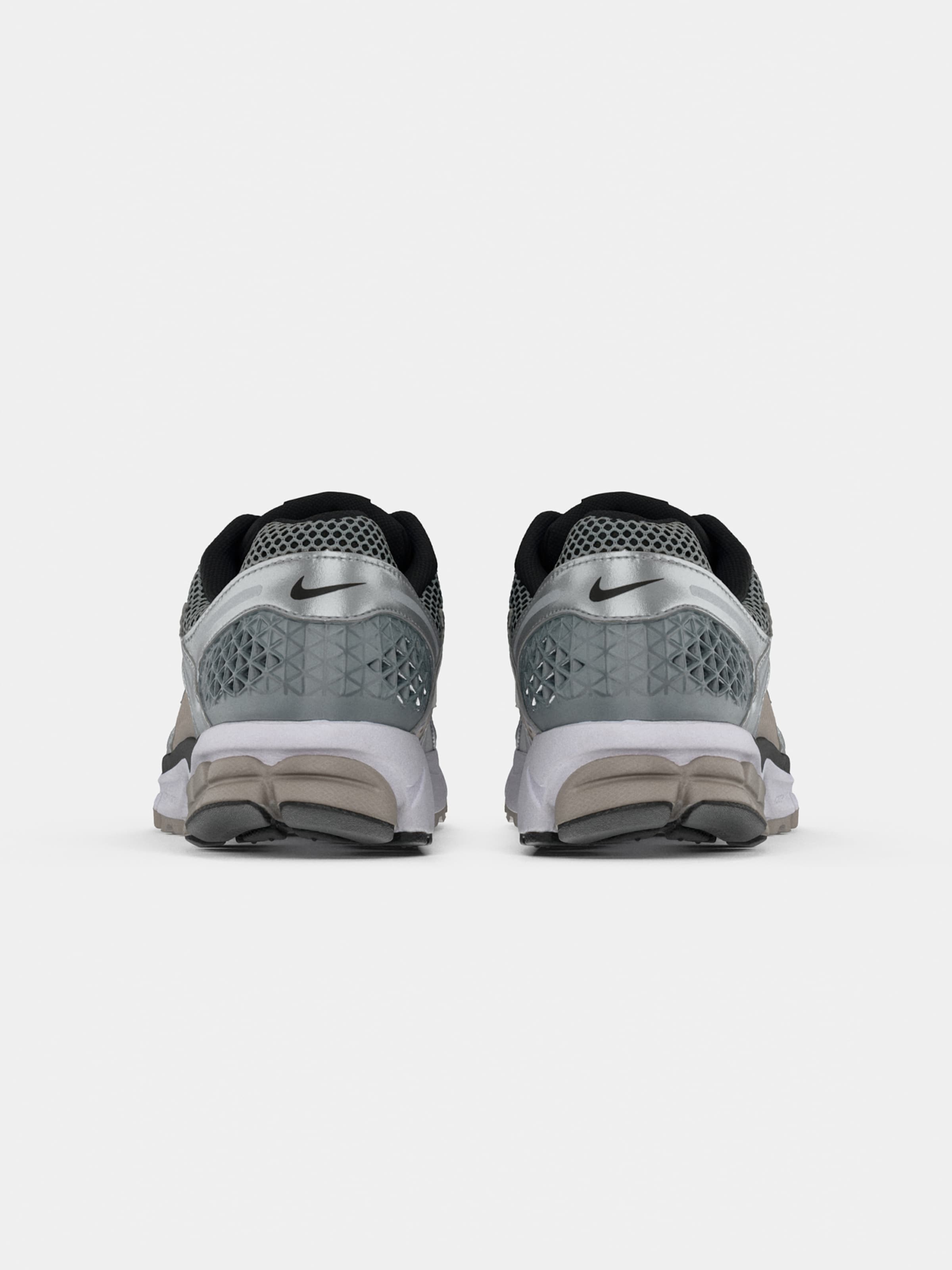 Nike Sportswear Кроссовки 'ZOOM VOMERO 5' в цвете Silver — фото 3