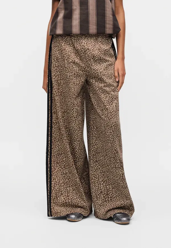 Джинсы свободного кроя Firdbird pant Adidas Originals, цвет земляные слои/каменный хаки — фото 4