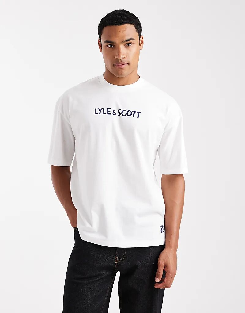 

Футболка с графическим принтом Lyle & Scott Loungewear белого цвета