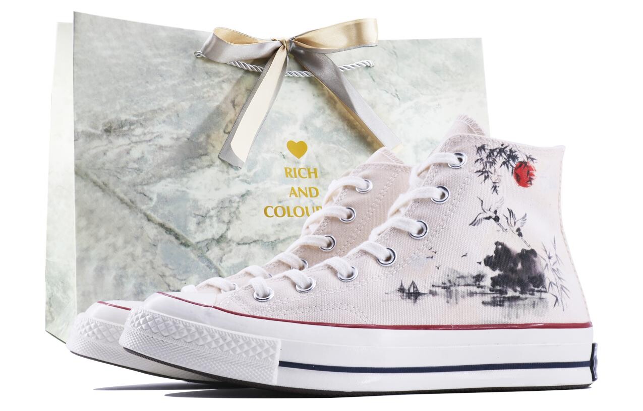 

1970-е годы. Кеды унисекс с высоким берцем розового/белого цвета. Converse