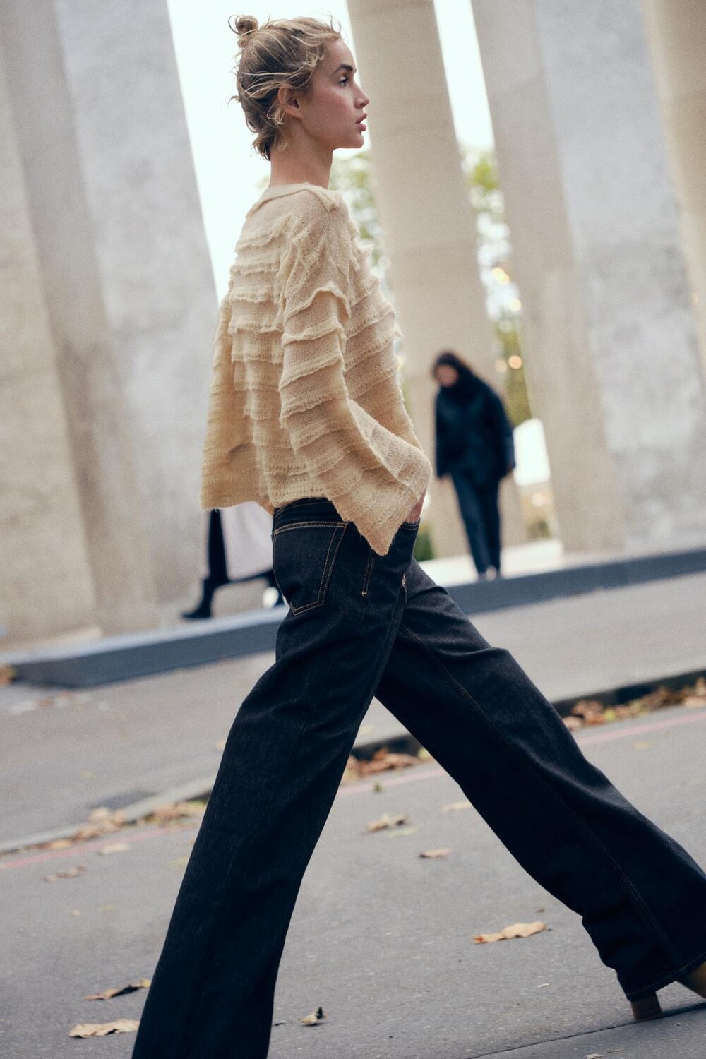

Вязаный свитер с оборками ZARA, экрю