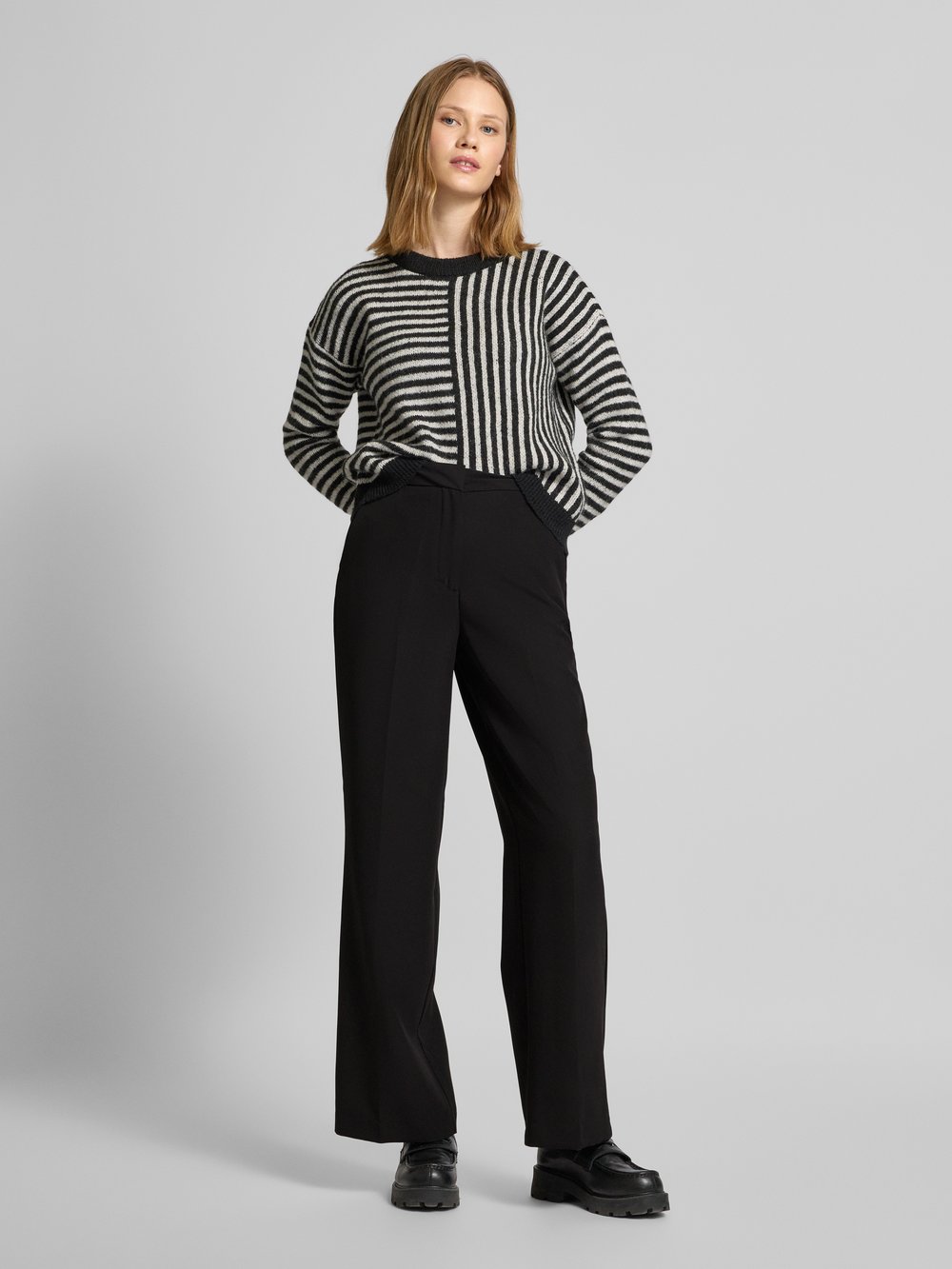 

Брюки свободного покроя со стрелками модель «КАКАНДРА» Vero Moda, черный