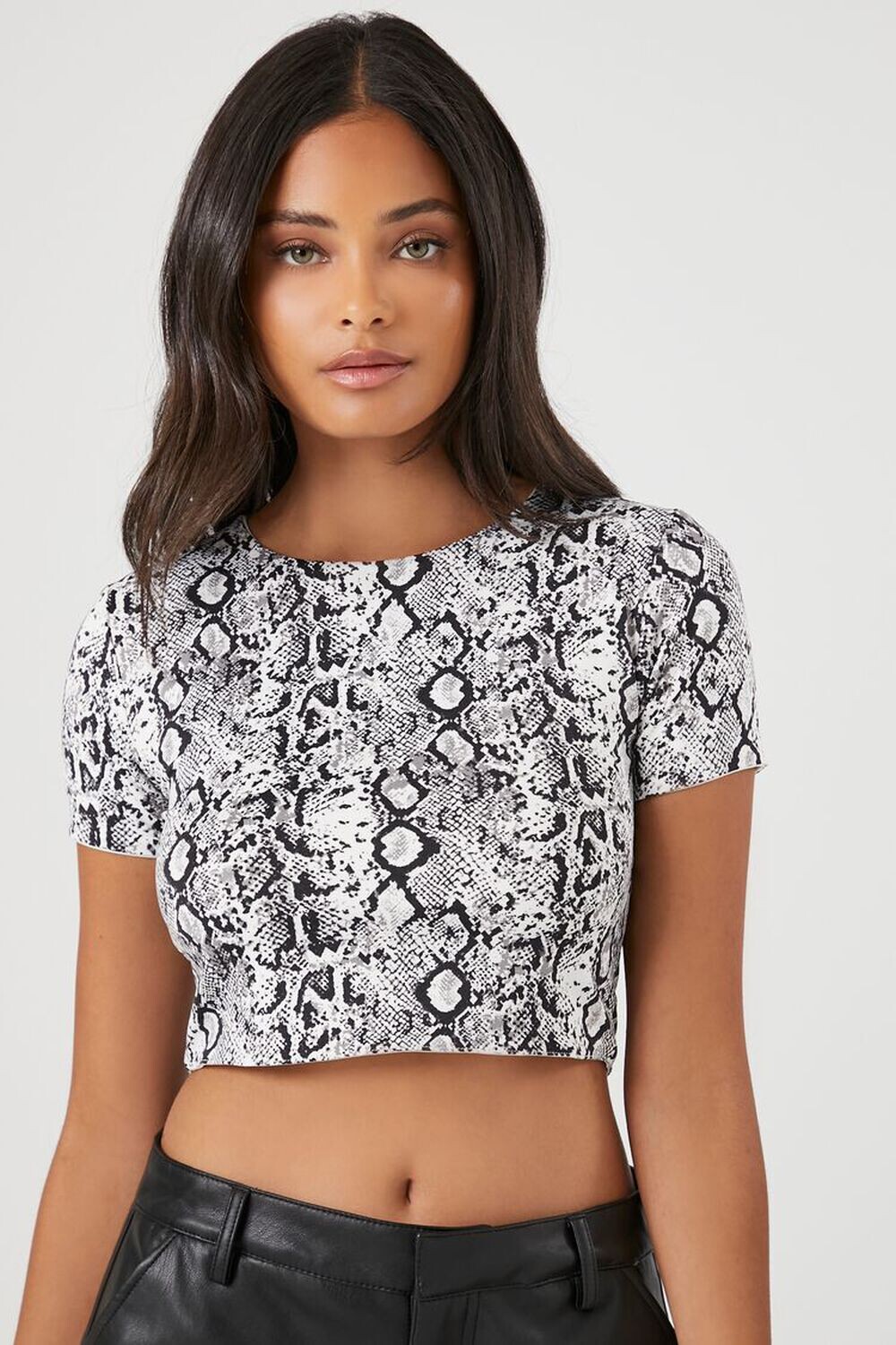 

Футболка со змеиным принтом Forever 21, черный