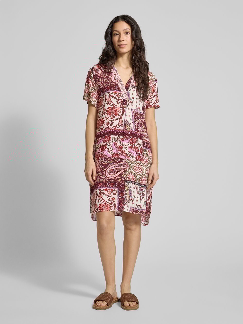 

Платье из вискозы длиной до колена с V-образным вырезом Christian Berg Woman Selection, розовый