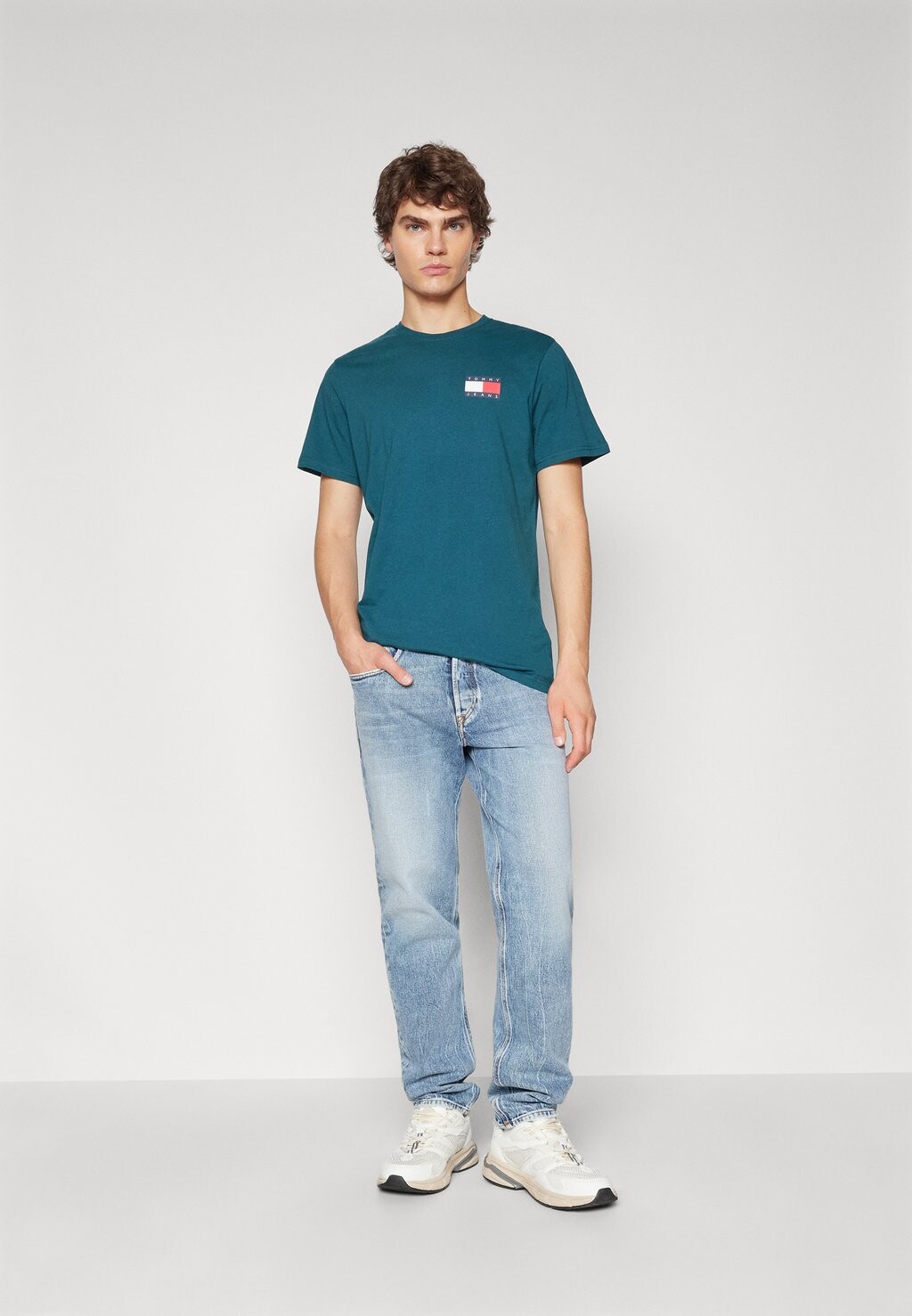 

Базовая футболка SLIM ESSENTIAL FLAG TEE Tommy Jeans, бирюзовый