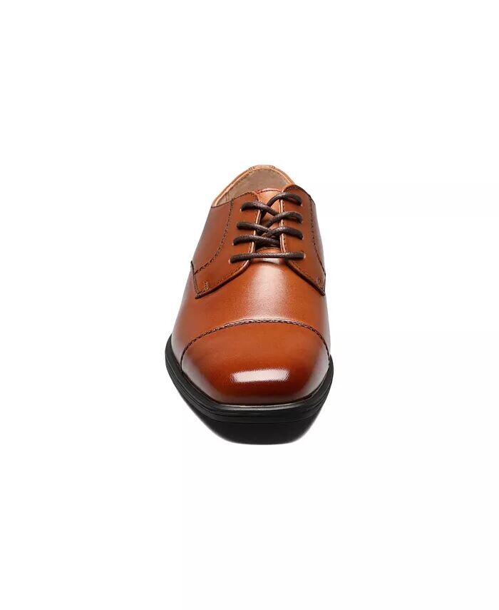 Маленькие мальчики показывают туфли-оксфорды Cap Toe Jr Florsheim, коричневый — фото 2