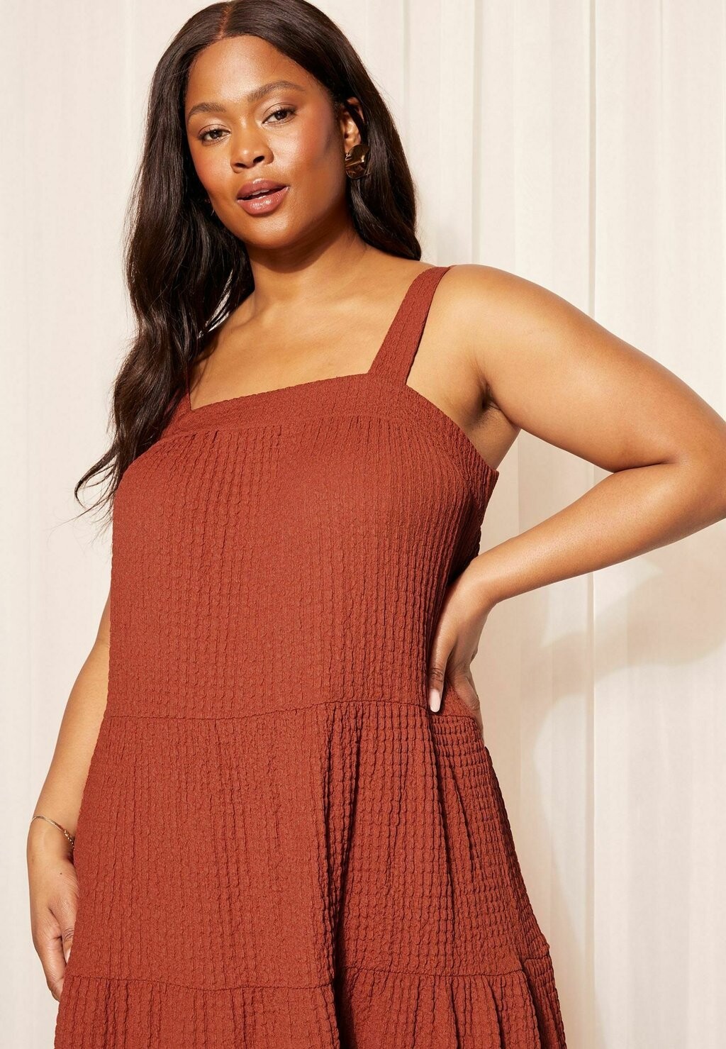 

Платье из джерси TEXTURED STRAPPY MIDI REGULAR FIT Curves Like These, красный