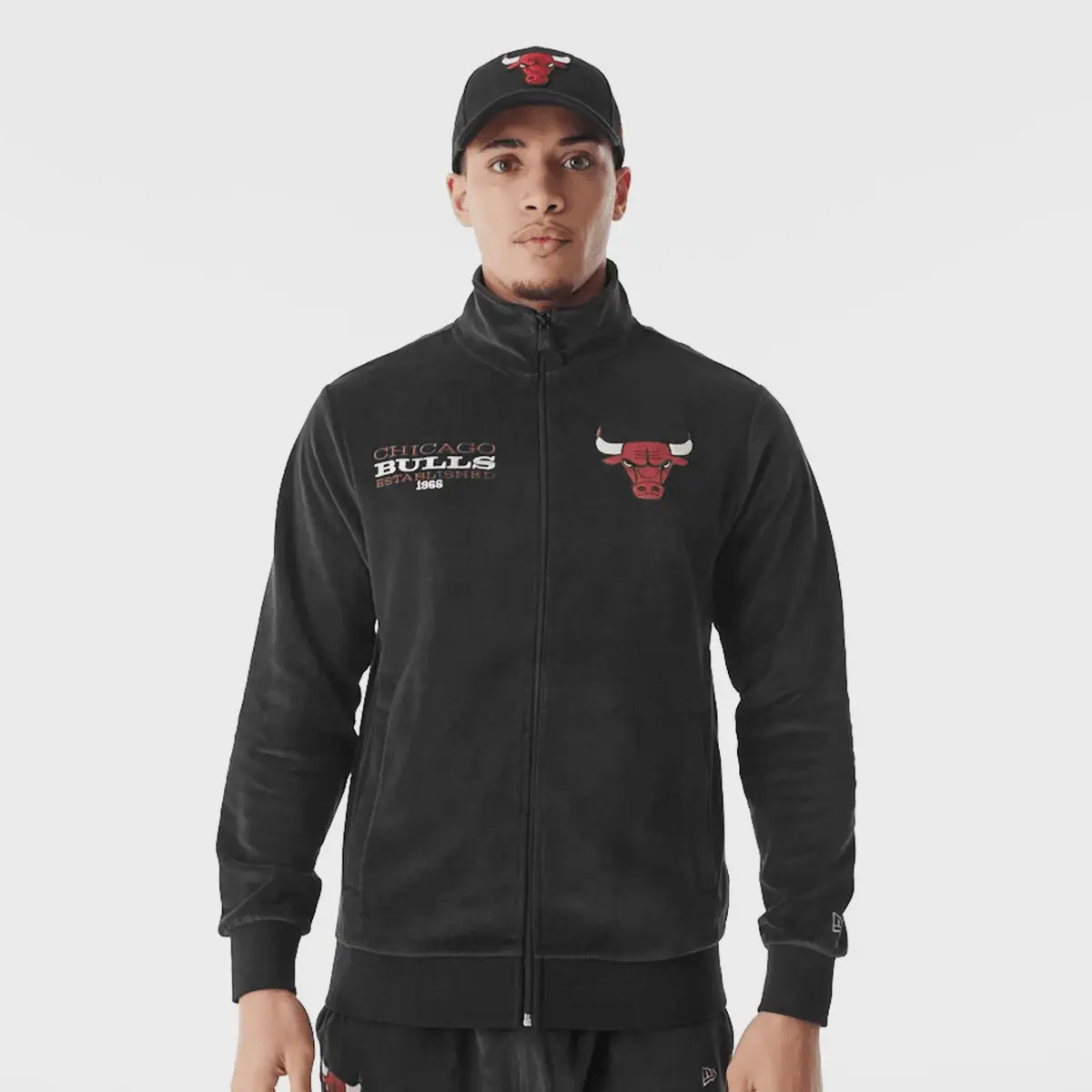 

Куртка New Era Chicago Bulls NBA Lifestyle Velours Trackjacket, черный/красный