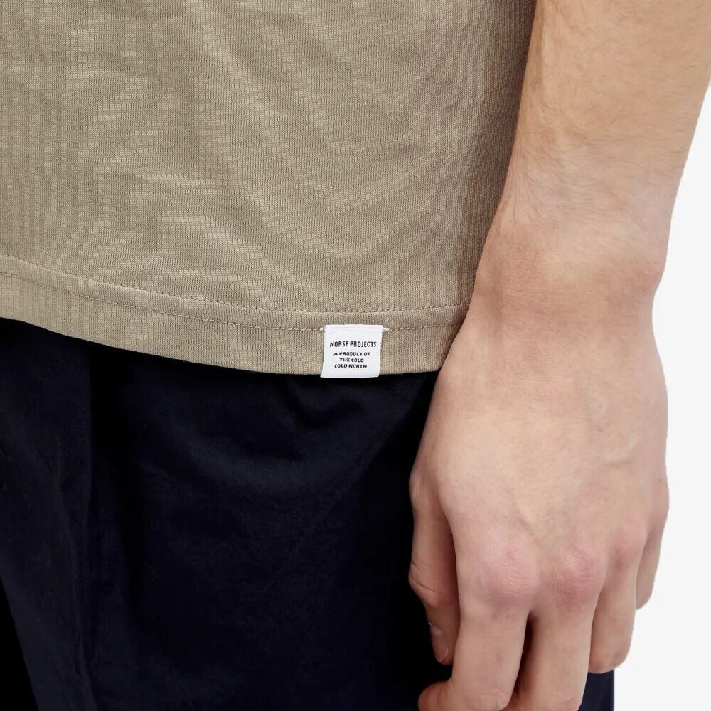 

Norse Projects Йоханнес Стандартная футболка с карманами, серый