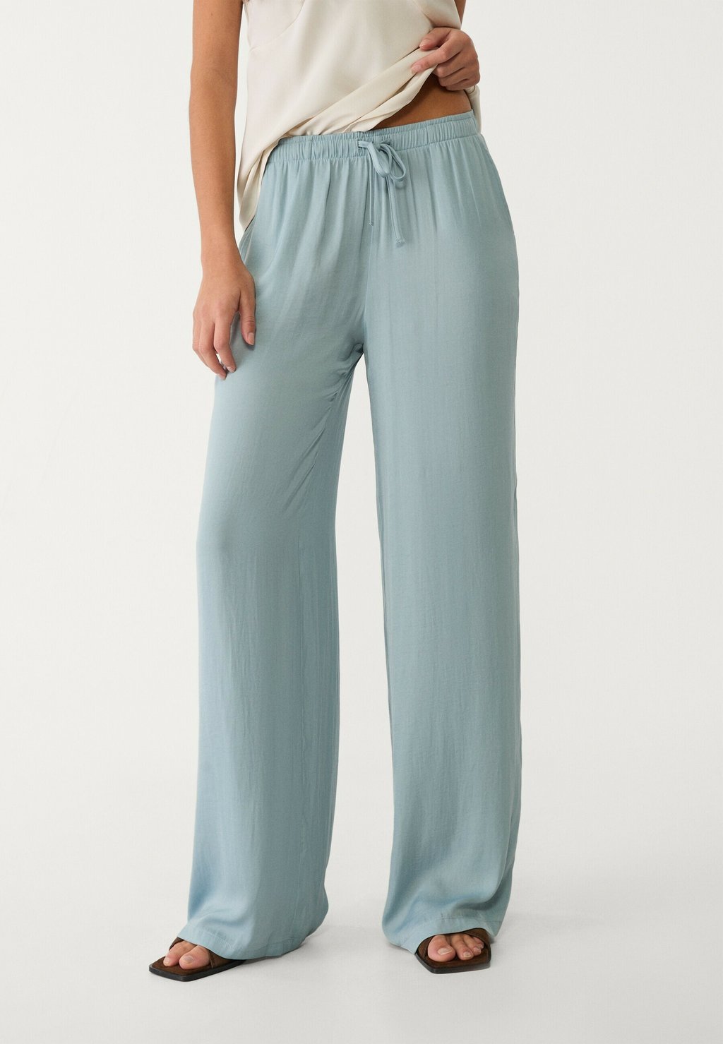 

Брюки FLOWING Stradivarius, бирюзовый