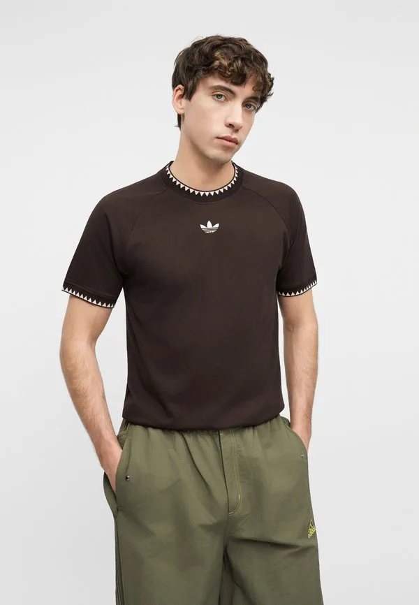 Футболка унисекс базовая с изображением груди Adidas Originals, Aurora Coffee — фото 4