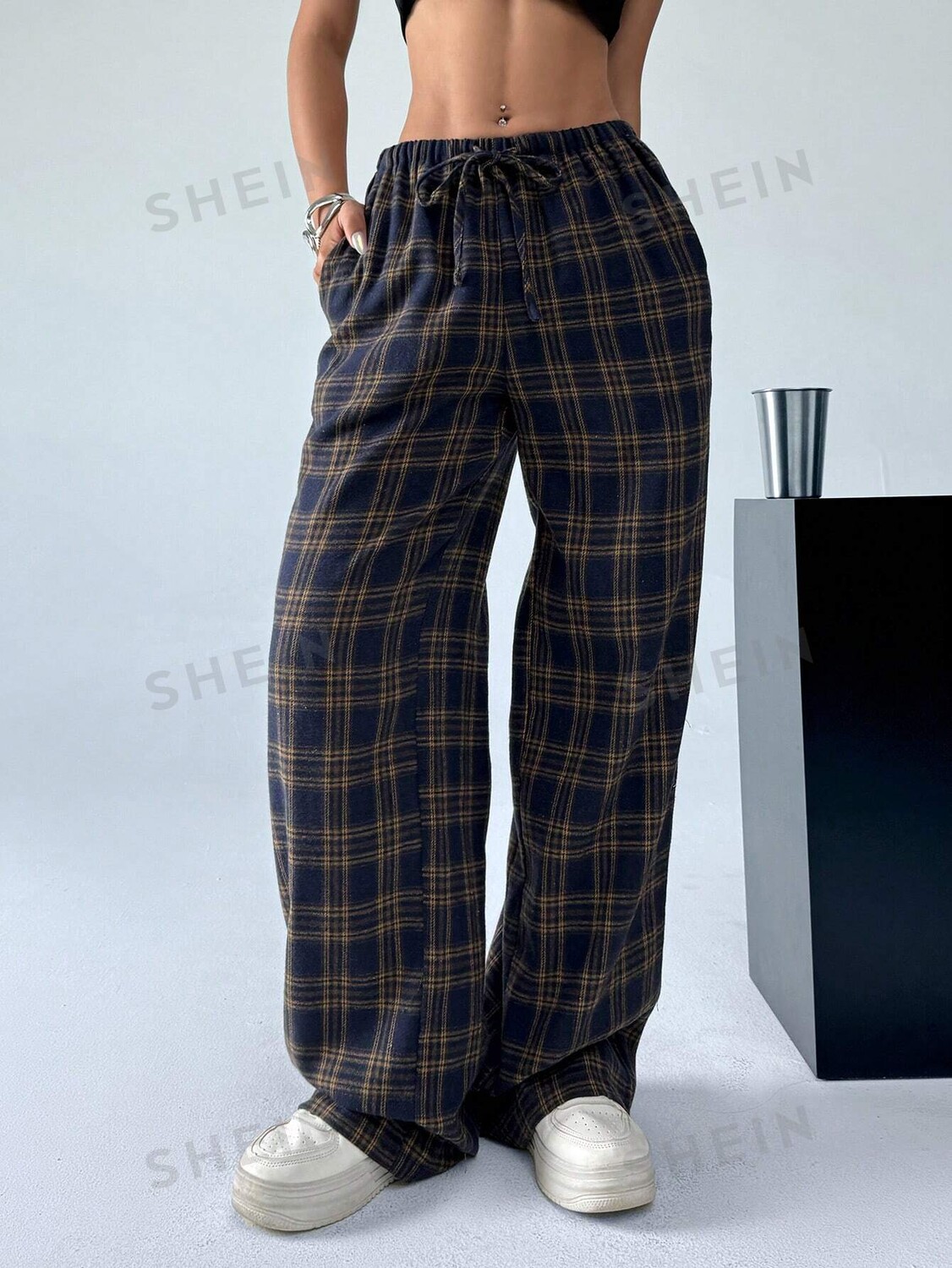 

EZwear Повседневные свободные широкие брюки с клетчатым принтом, завязками на талии и наклонными карманами Shein, коричневый