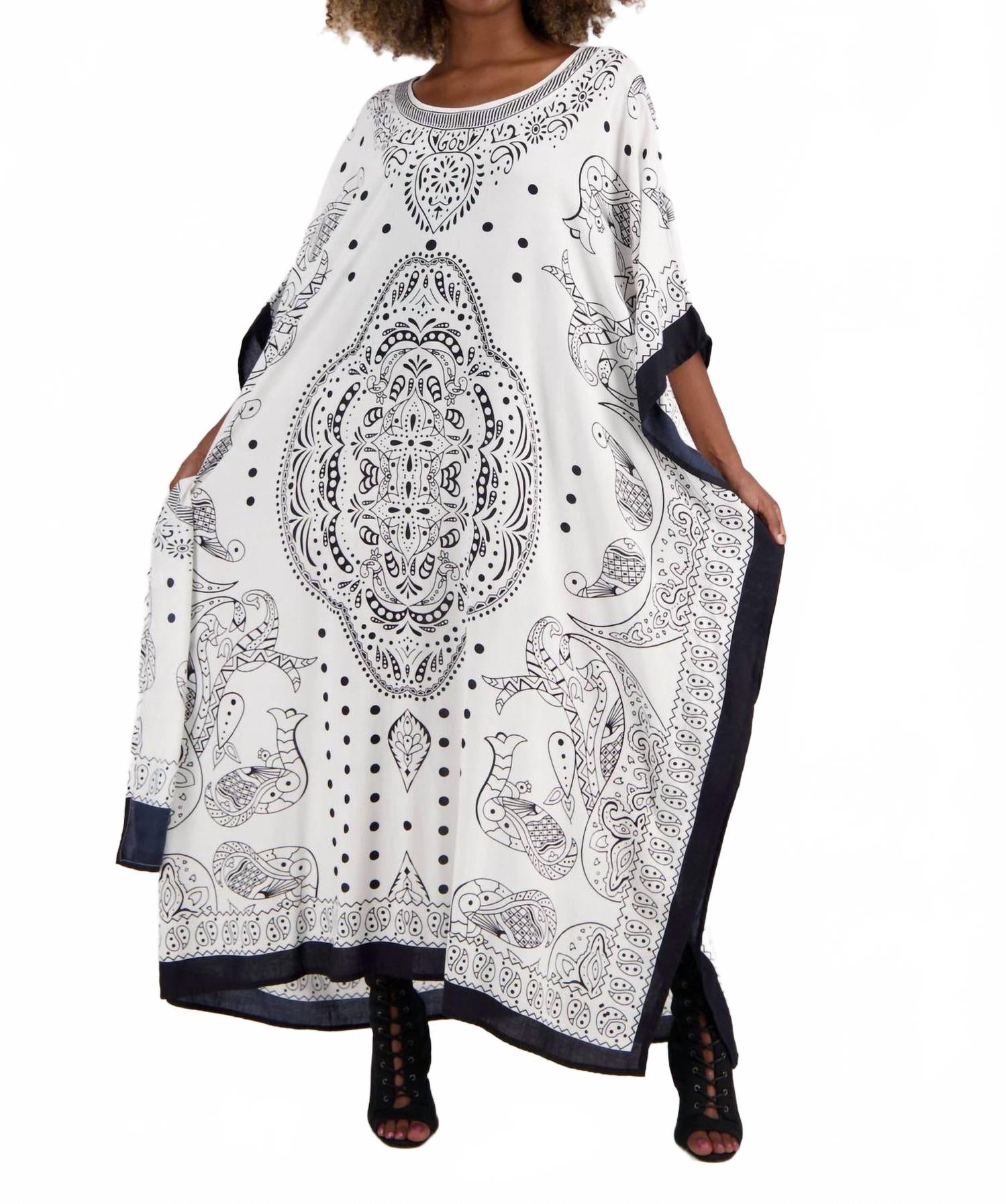 

Геометрический кафтан на белой основе с черным узором Advance Apparel