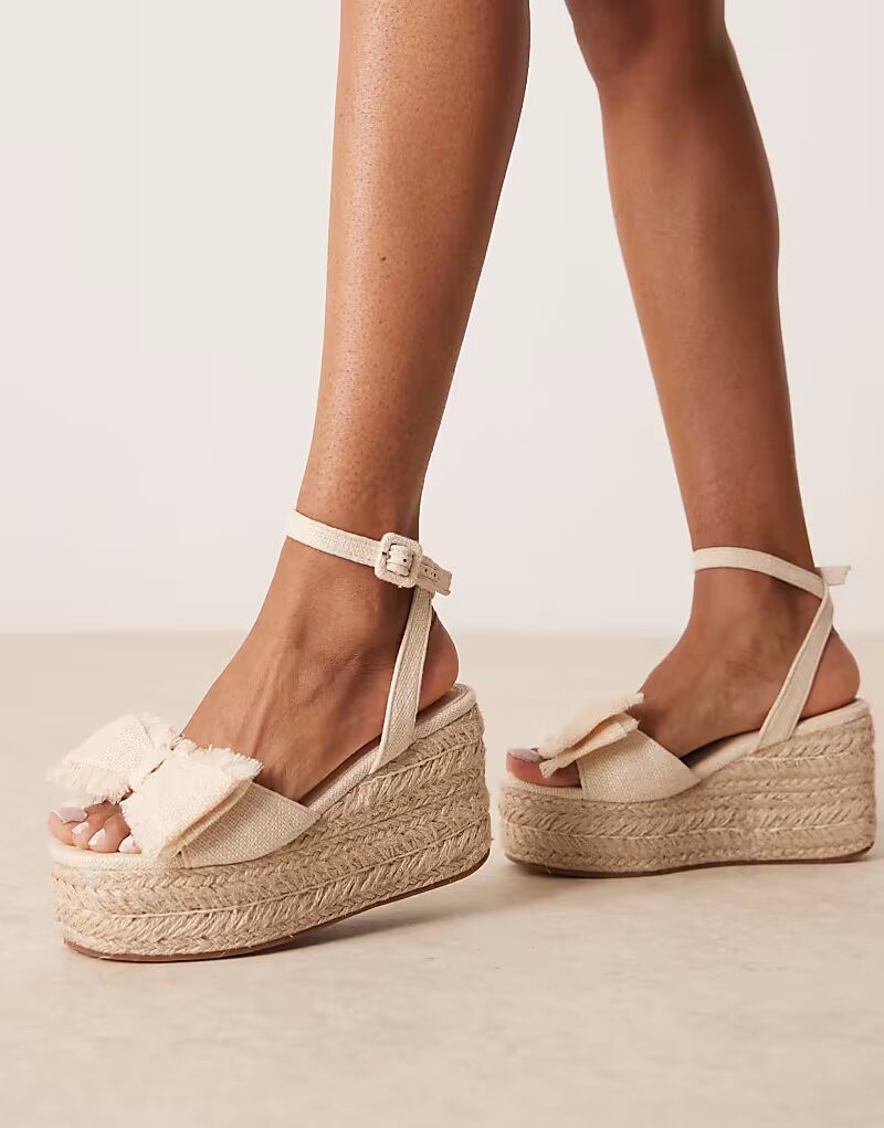 Босоножки на танкетке Tabitha с бантом ASOS DESIGN Wide Fit из натуральной ткани