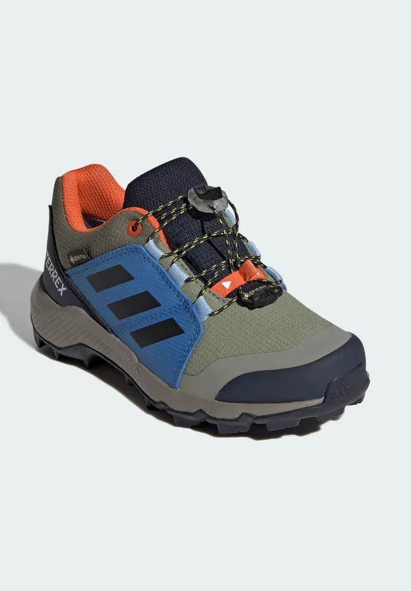 Походные ботинки gtx k Adidas Terrex, Tent Green Core/Black/Ray Blue — фото 2