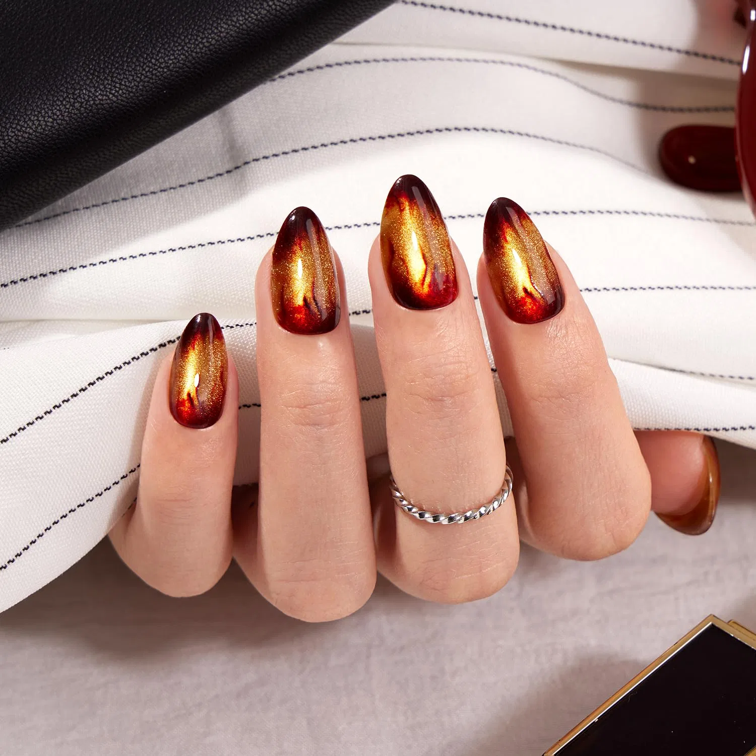 Накладные ногти «Press on Nails Short Almond» с эффектом «кошачий глаз» от VSALON Vsalon — фото 3