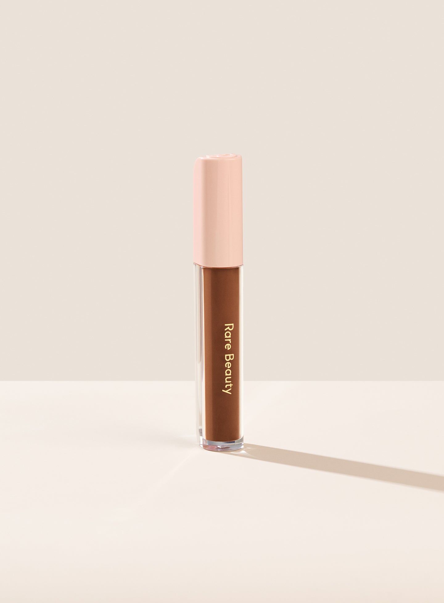 

Осветлитель Positive Light под глазами Rare Beauty, цвет deep/neutral undertones to brighten deep complexions, 4 мл