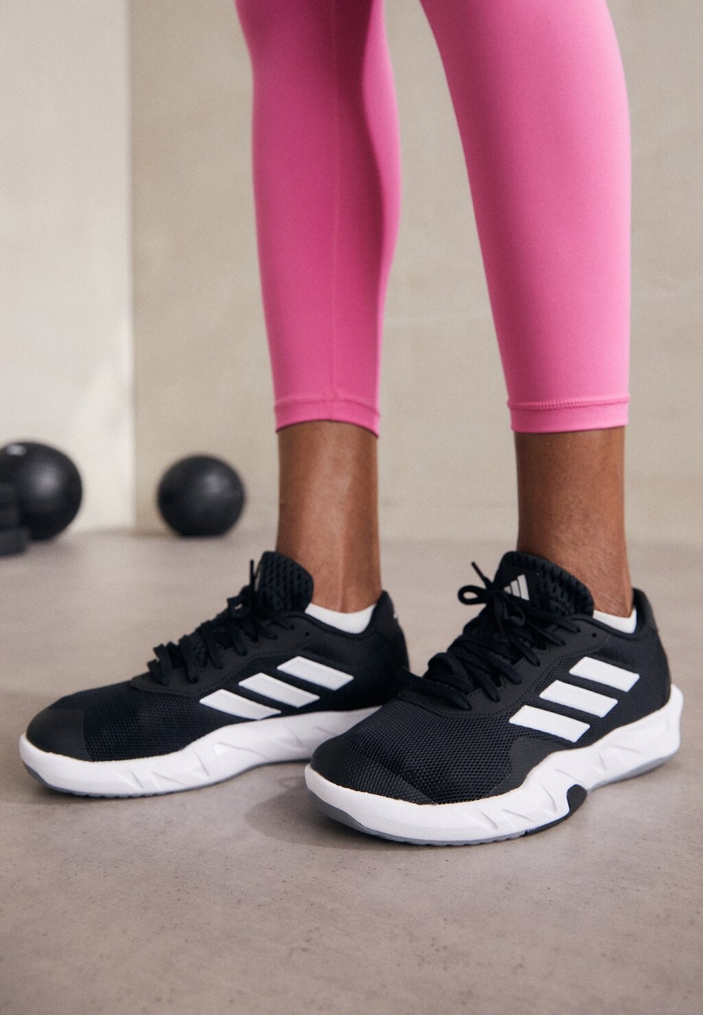 Кроссовки AMPLIMOVE adidas Performance, цвет core black/footwear white/grey six — фото 2