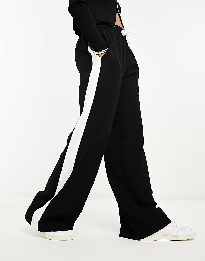 

Черные брюки без застежки с контрастной вставкой ASOS DESIGN