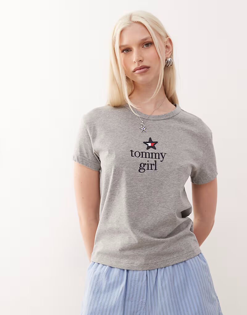 

Футболка Tommy Jeans с принтом девушки Томми серого цвета