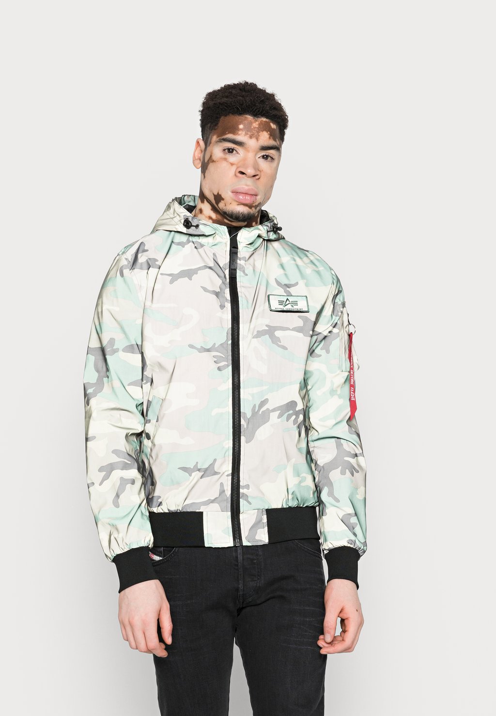 

Куртка Alpha Industries С КАПЮШОНОМ, цвет mottled olive