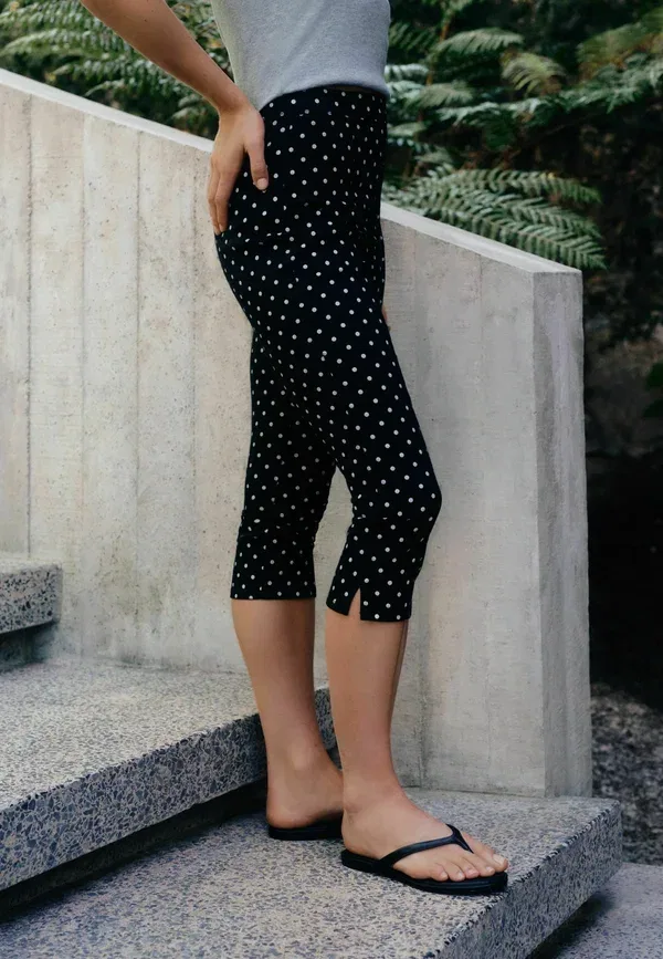 Брюки-капри Regular fit crop Next, black polka dot denim, черный в горошек — фото 2