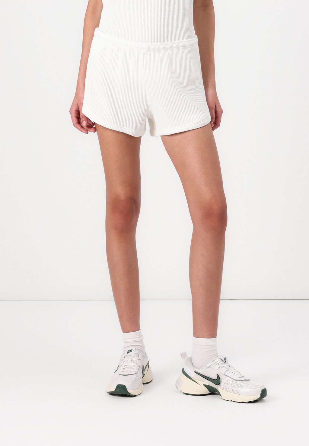 

Шорты SHORT - Tracksuit bottoms Nike Sportswear, кремовый