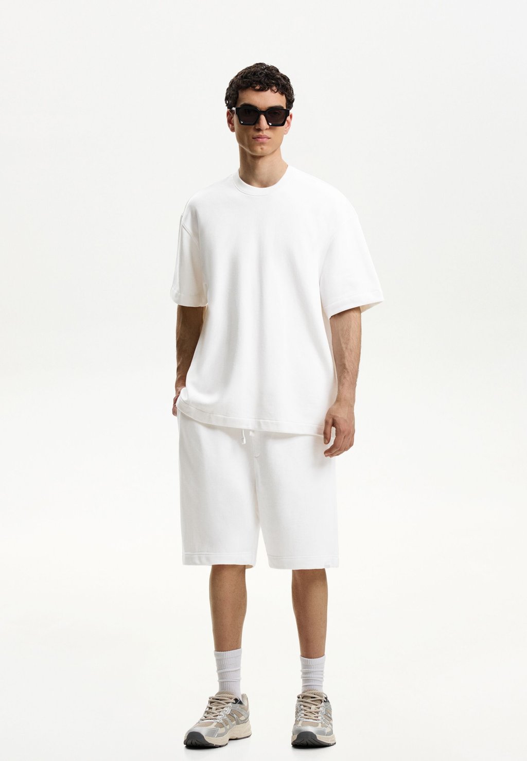 

Базовая футболка SET BERMUDA SHORTS AND T-SHIRT Bershka, белый