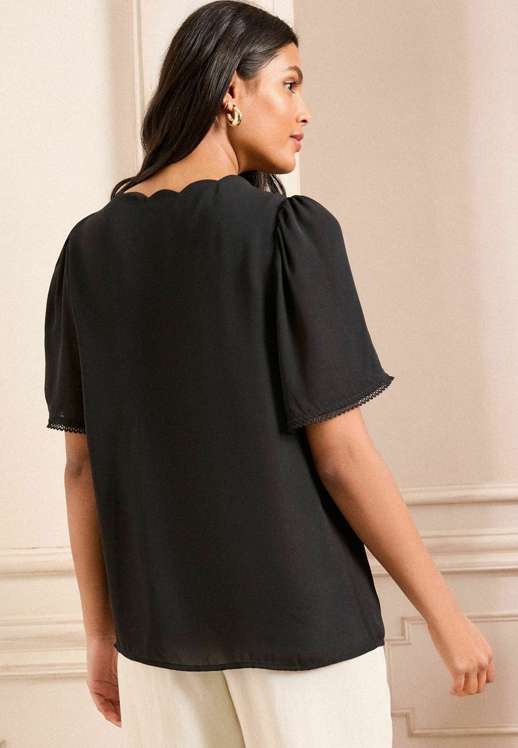 

Блуза SHORT SLEEVE V-NECKLINE SCALLOP DETAIL Love & Roses, черный