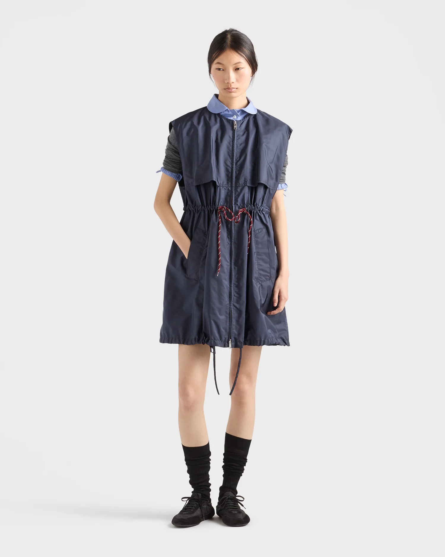 Легкое мини-платье из переработанного нейлона без рукавов Prada, синий — фото 2