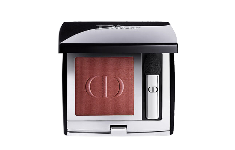 

Индивидуальные монохромные тени для век с эффектом стойкости, легко растушевываются, подчеркивают взгляд DIOR