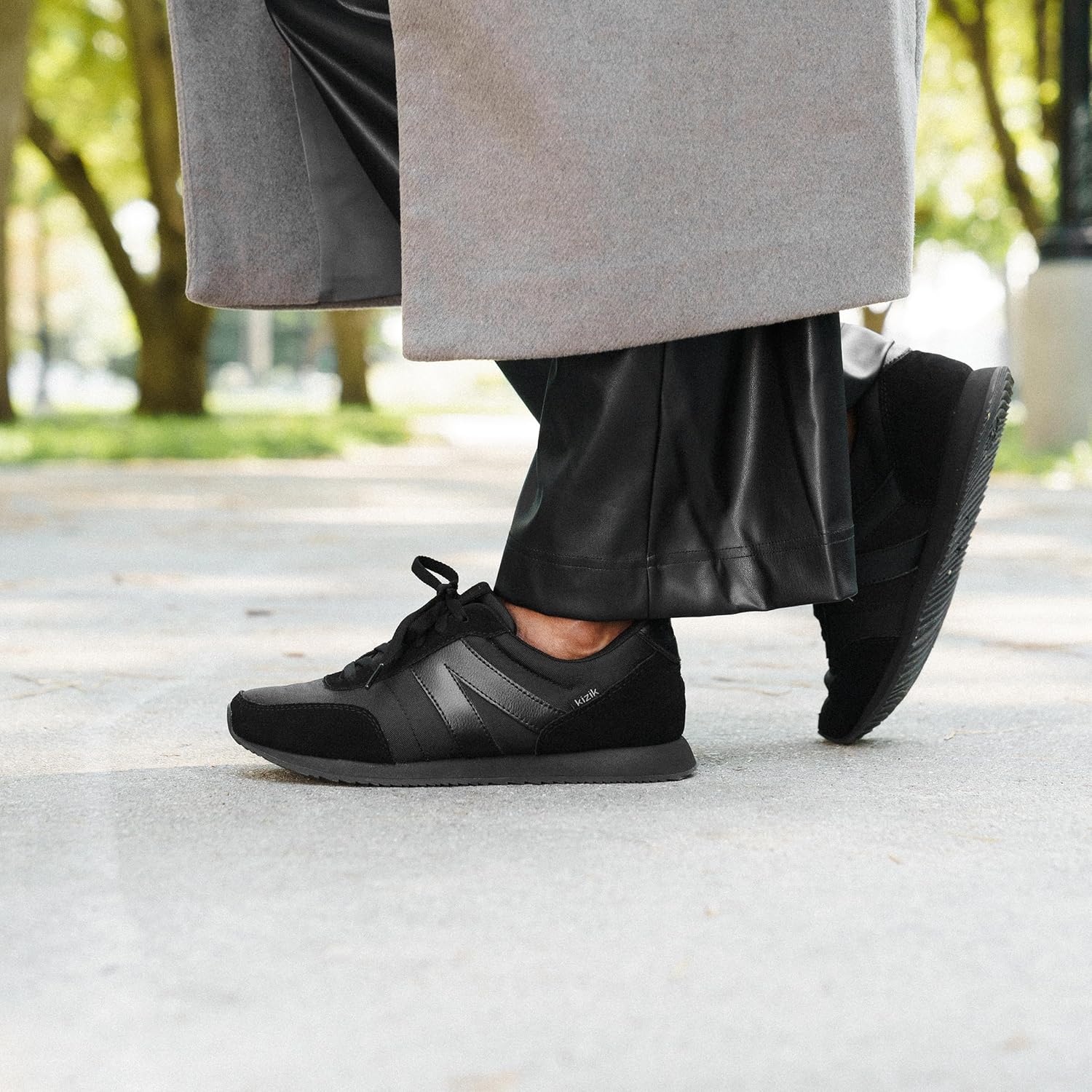 Кроссовки Kizik Slip On: Milan - удобные, ретро из нейлона и замши, мужские и женские прогулочные туфли с поддержкой свода стопы, удобство без использования рук, для ношения весь день, Blackout — фото 2