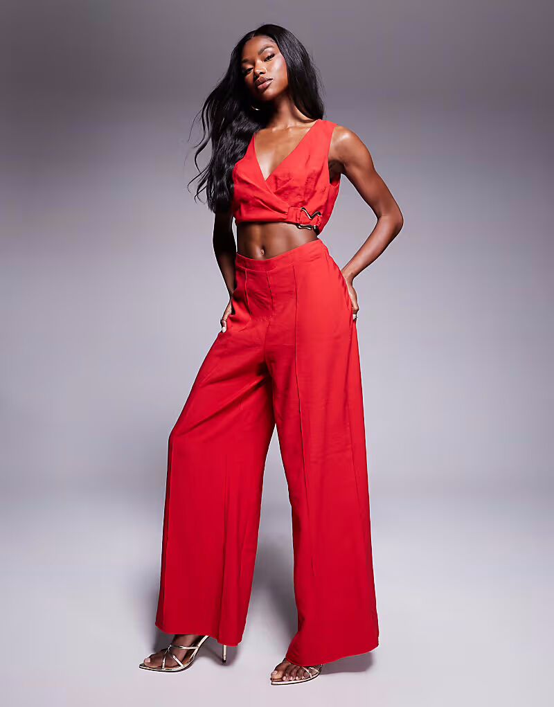 

Комбинезон ASOS DESIGN с вырезом спереди и пряжкой красного цвета