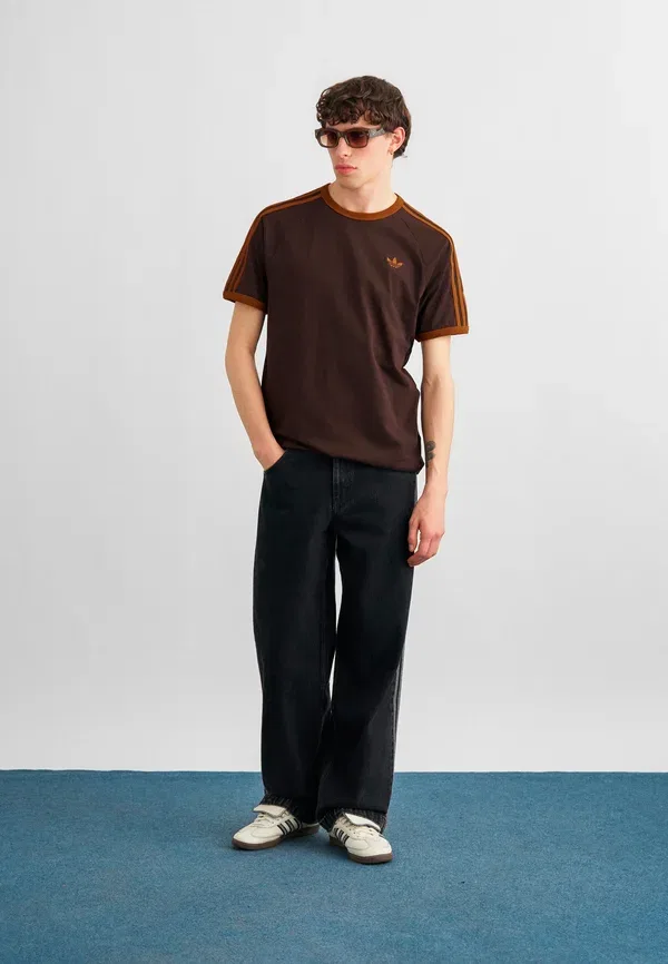 Футболка с принтом 3S tee Adidas Originals, цвет кофе с молоком/бронзовый — фото 2