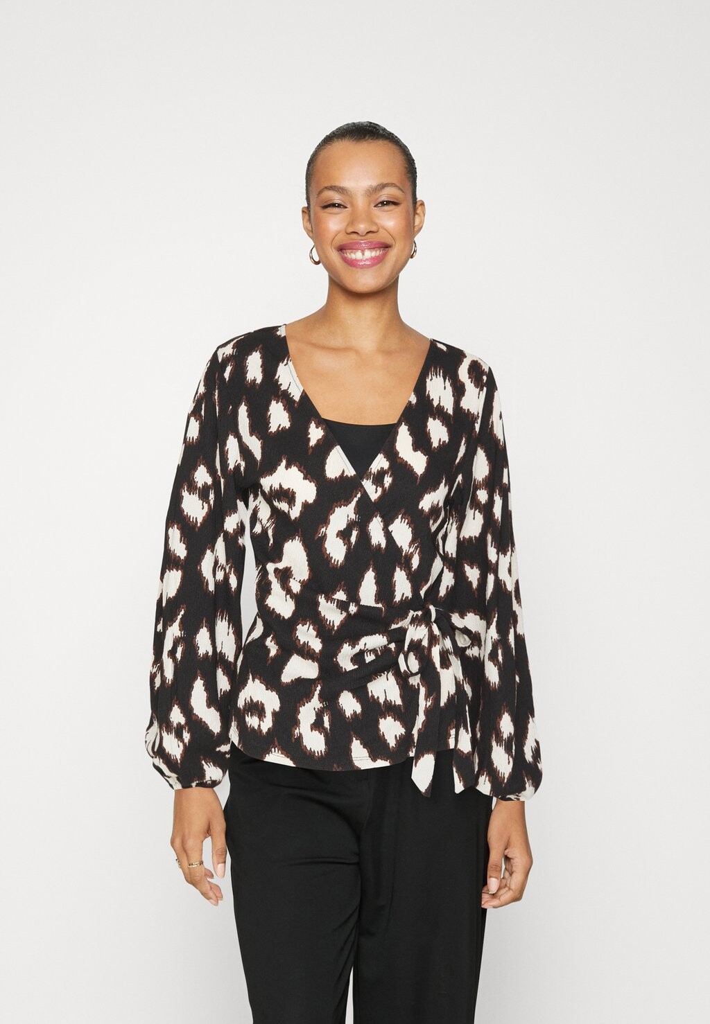 

Блузка VILA VIPEFFI WRAP, цвет black/perry