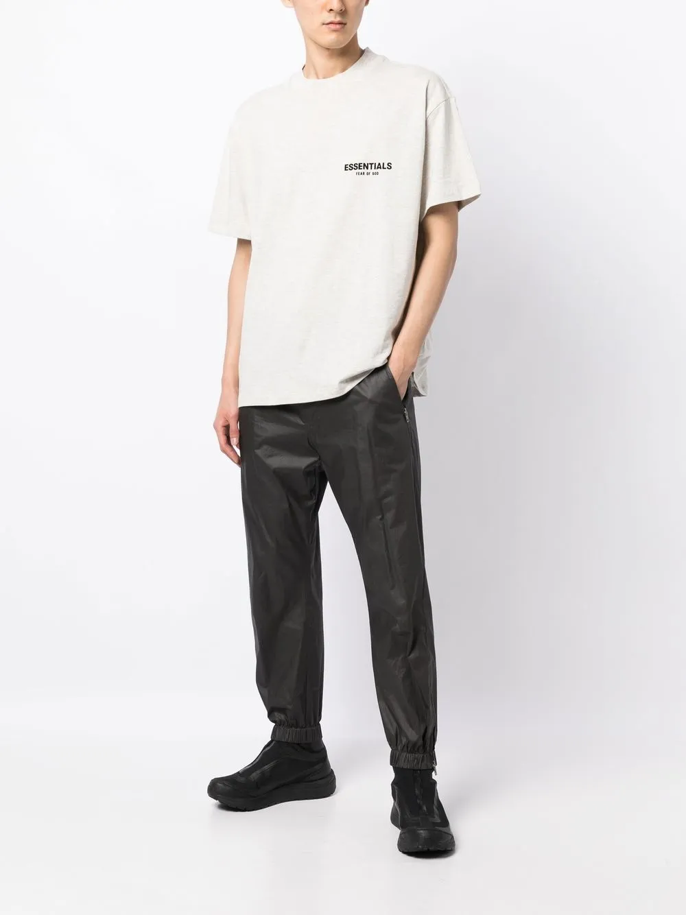 

Футболка с логотипом Fear Of God Essentials, серый