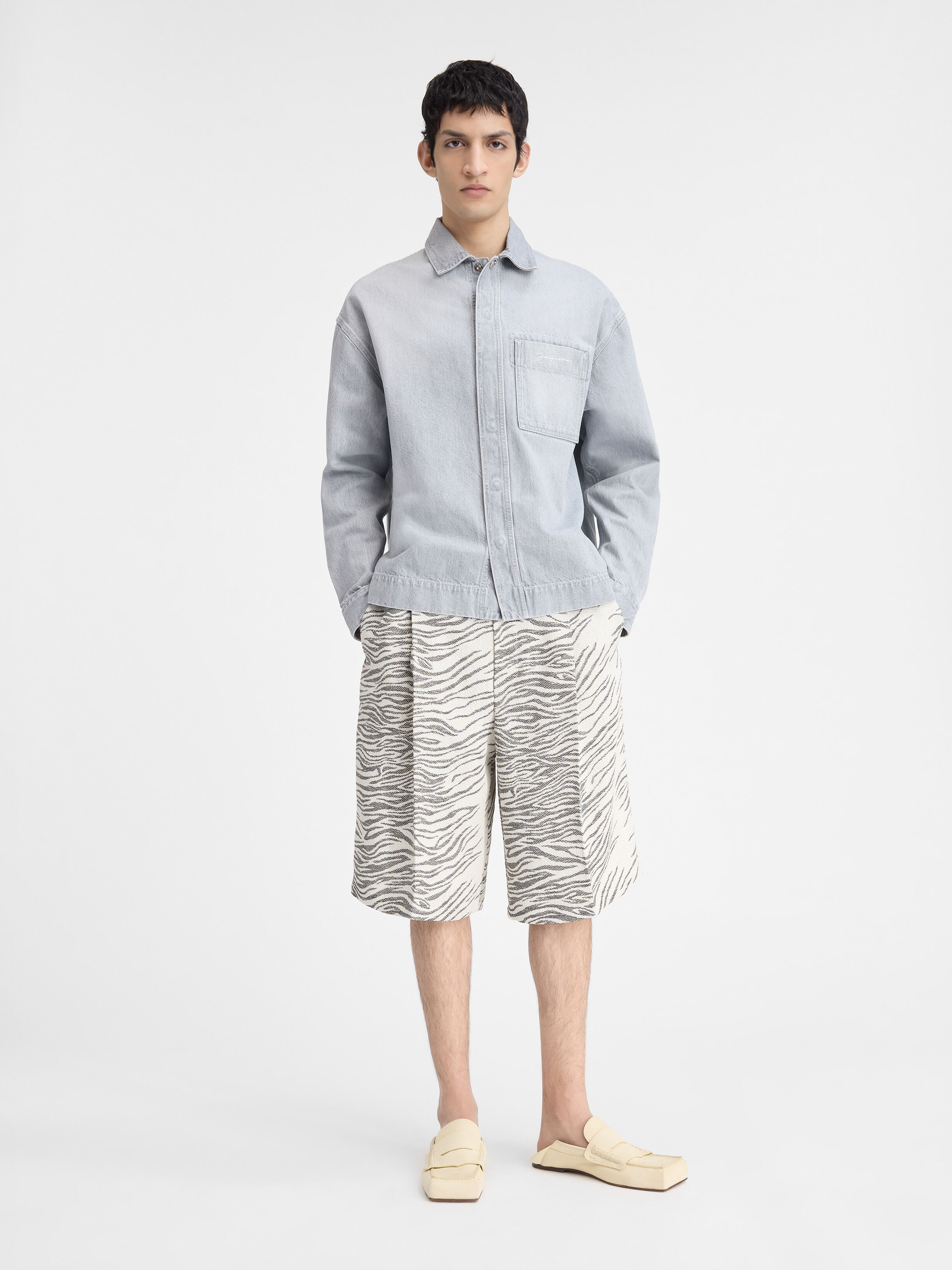 

Рубашка свободного кроя из денима JACQUEMUS The de-Nîmes denim shirt, цвет Grey/Off-White
