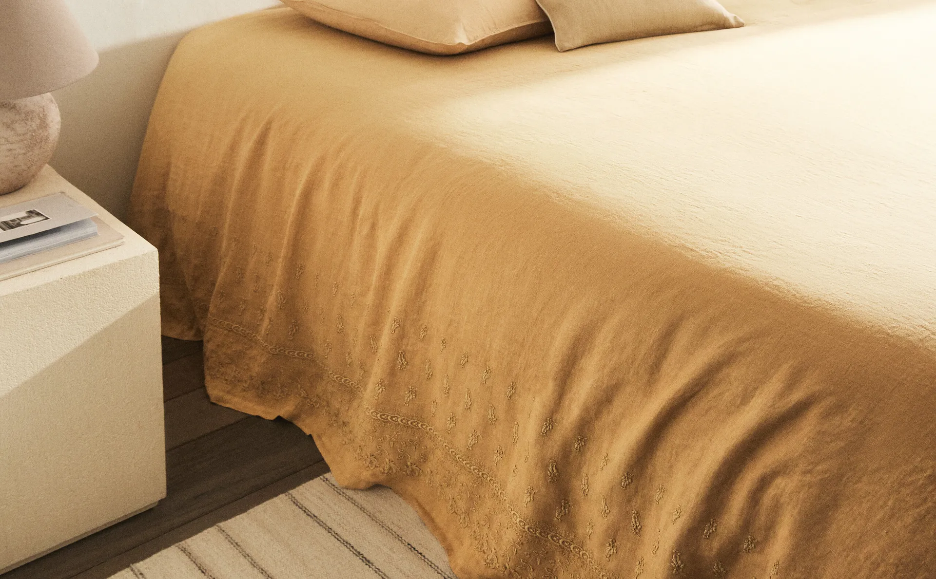

Вышитое льняное покрывало Zara Home, охра