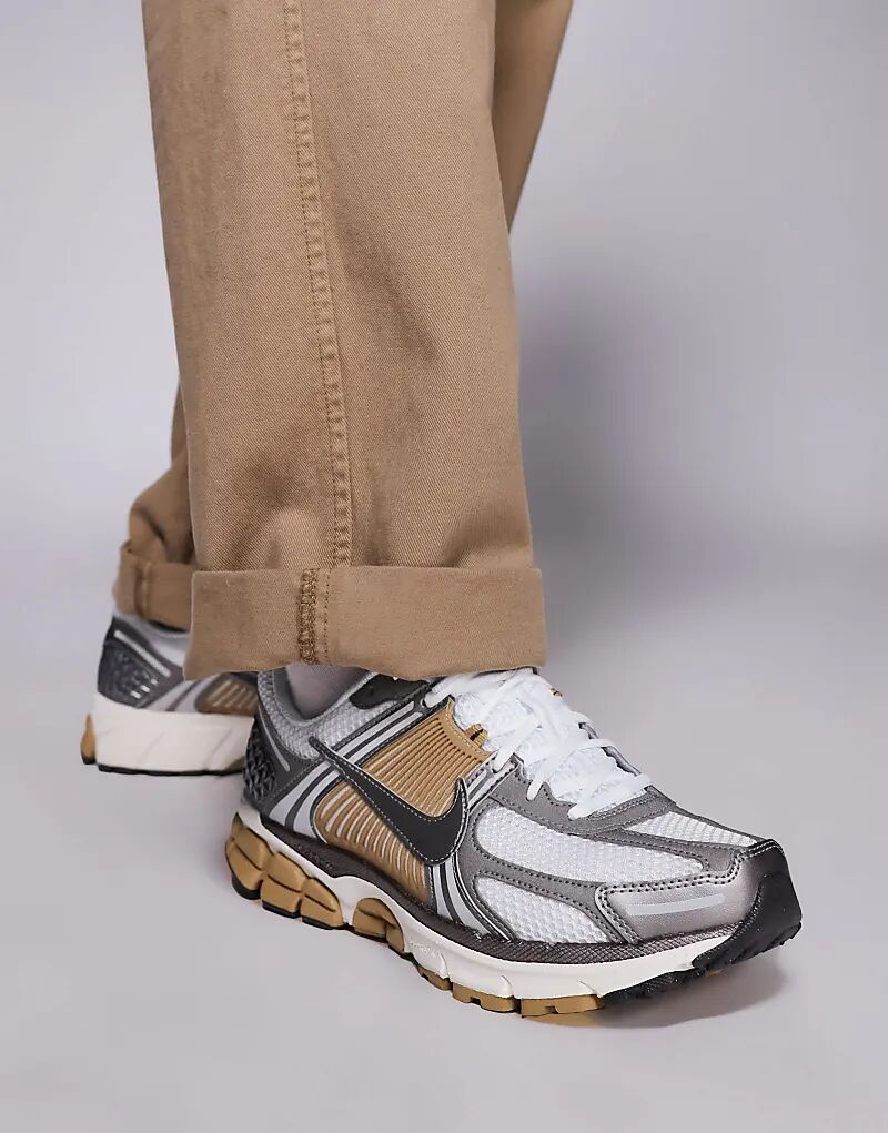 

Кроссовки Nike Zoom Vomero 5 бежевого и серого цветов