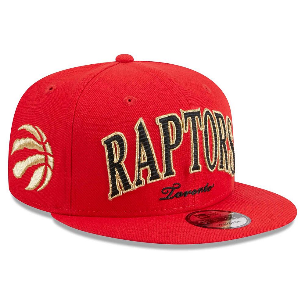 

Мужская красная кепка New Era Toronto Raptors Golden Tall Text 9FIFTY Snapback, цвет Rpt Red