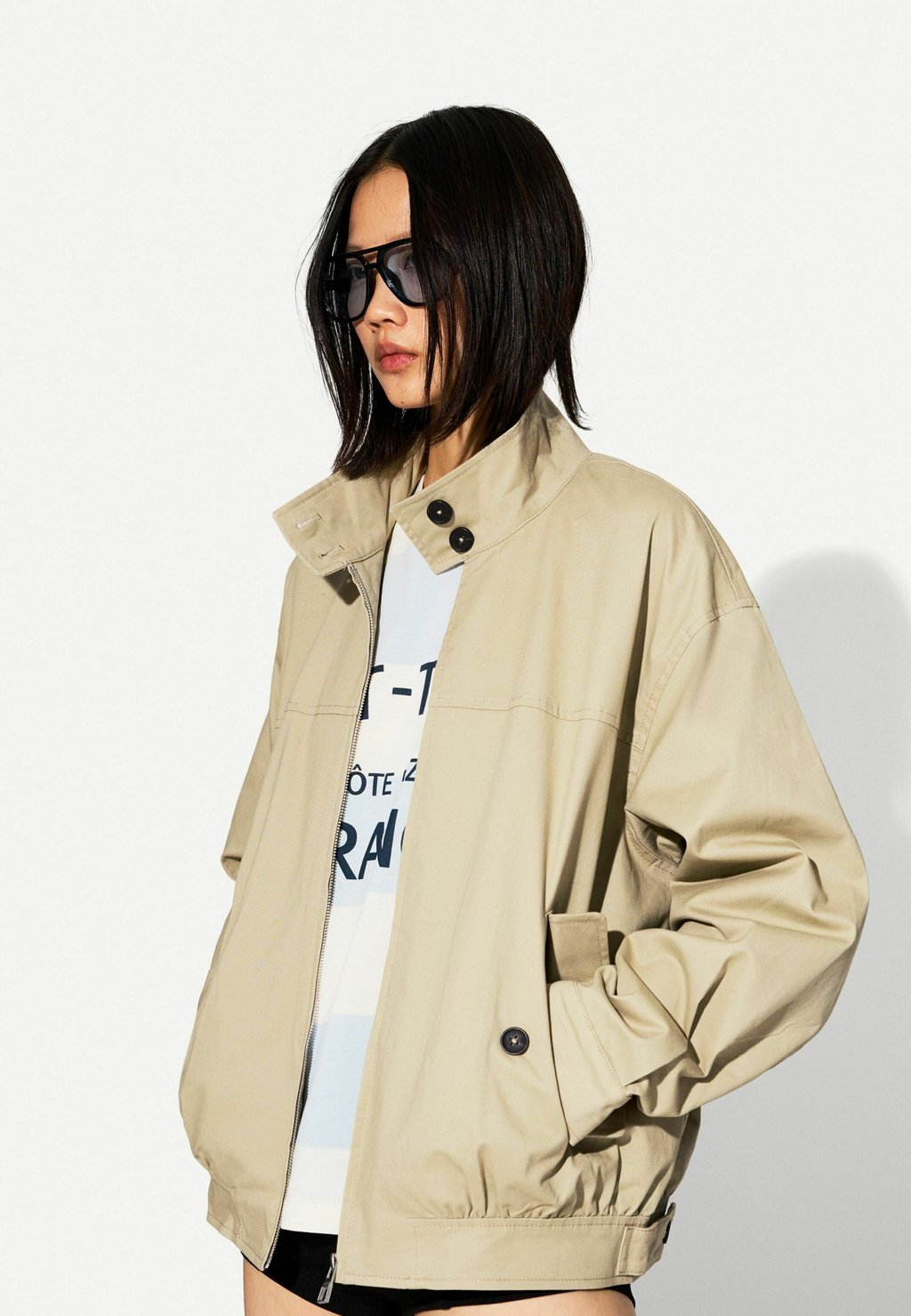 

Легкая куртка HIGH NECK Bershka, коричневый