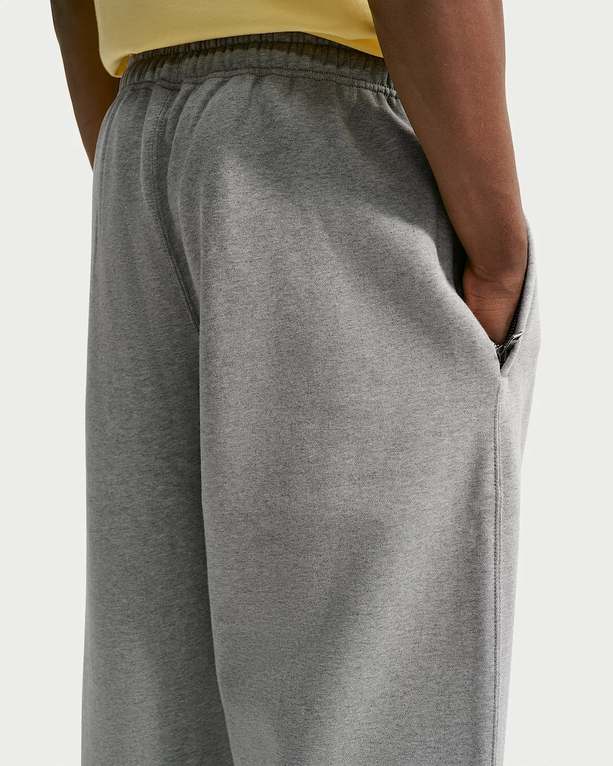 Мужские флисовые штаны с манжетами Nike Solo Swoosh, Dark Grey Heather/Light Smoke Grey/White — фото 3